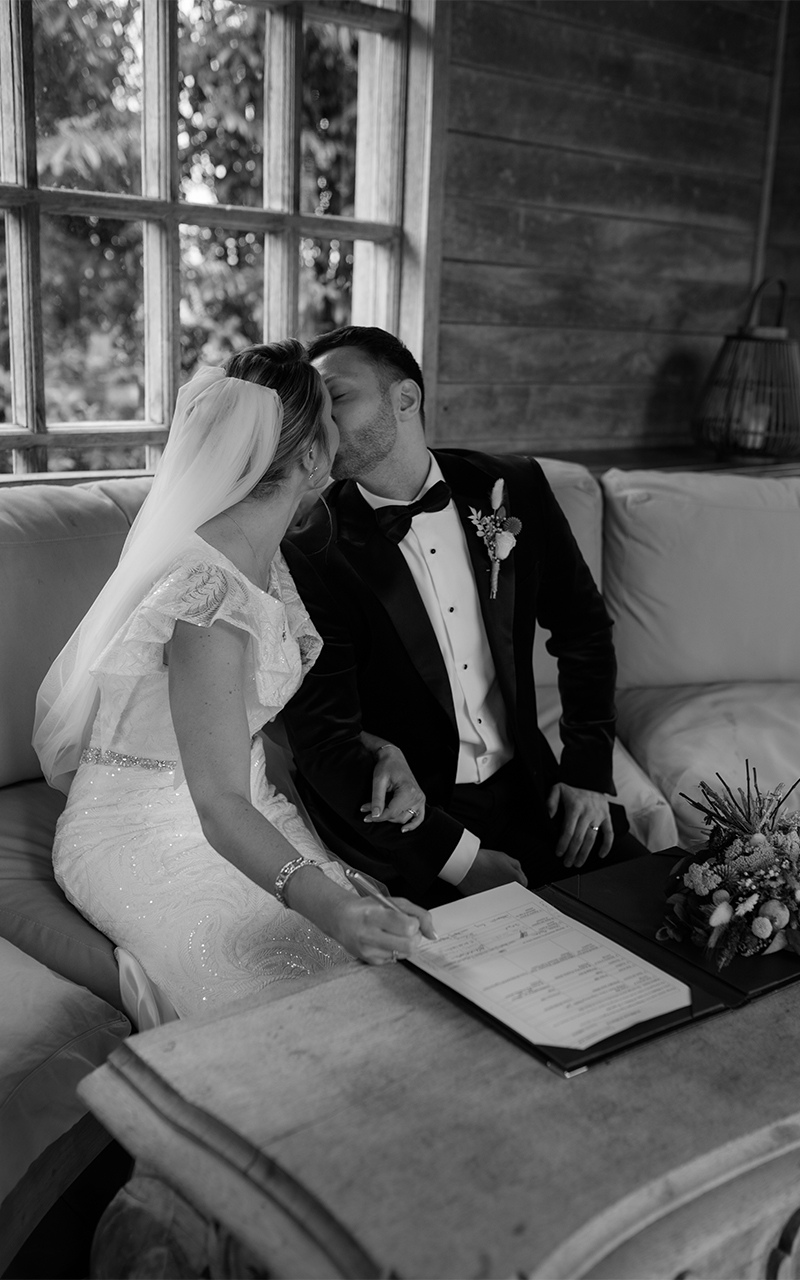 euridge manor wedding kiss